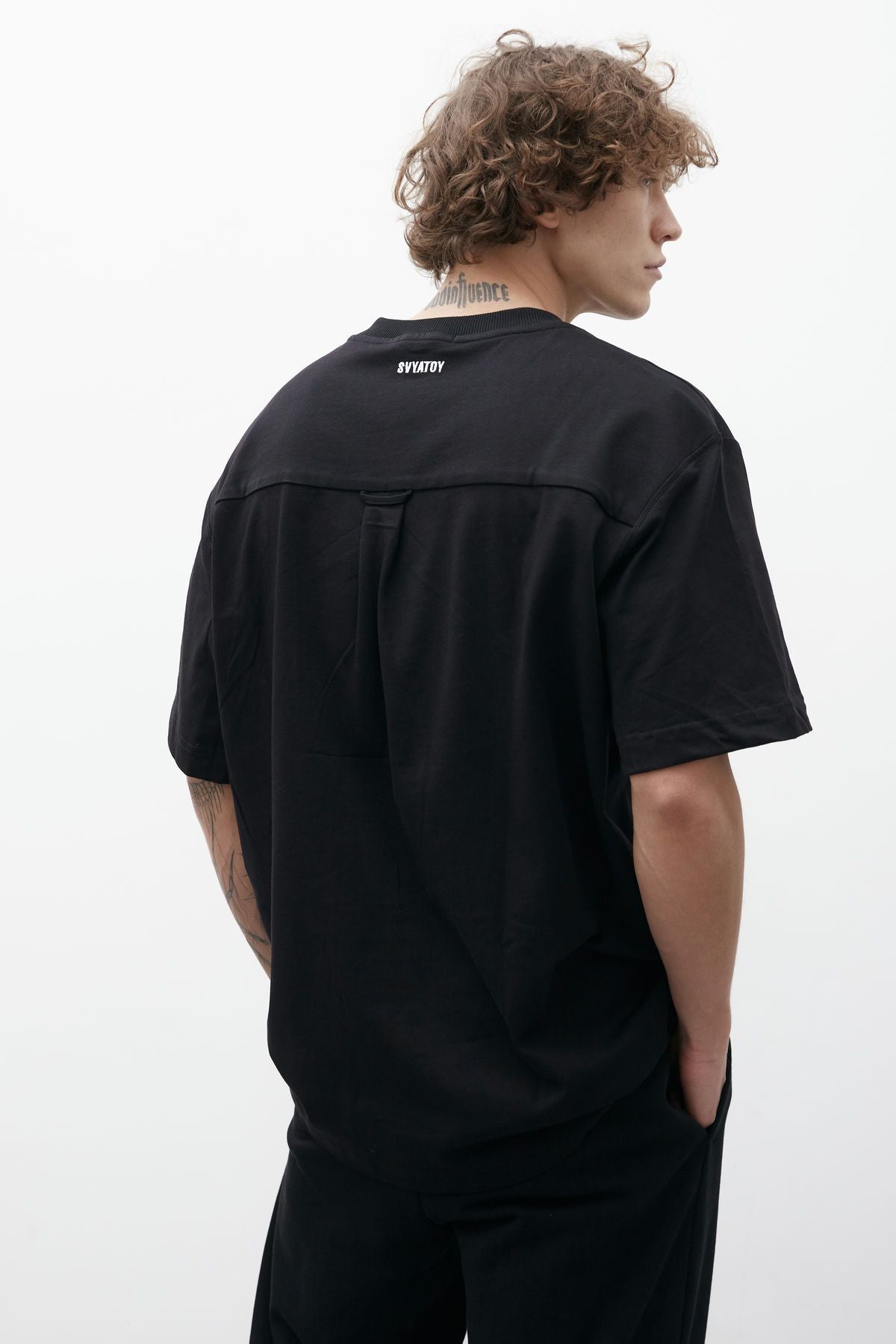 Basic T-Shirt SVYATOY mit Illustration