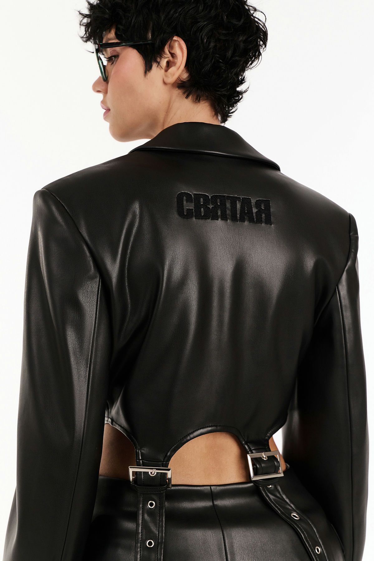 Jacke mit Akzentriemen aus Ökoleder