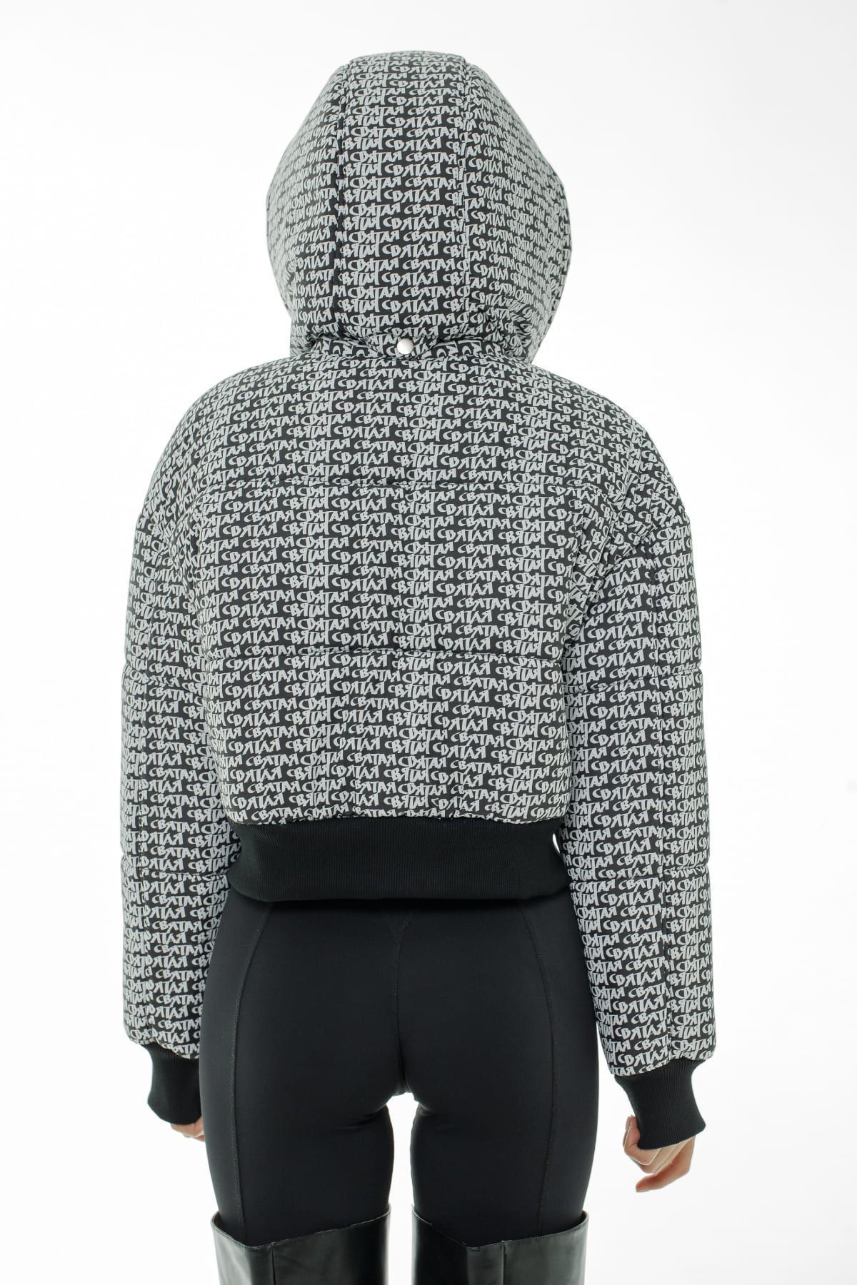 Schwarz bedruckte Windjacke