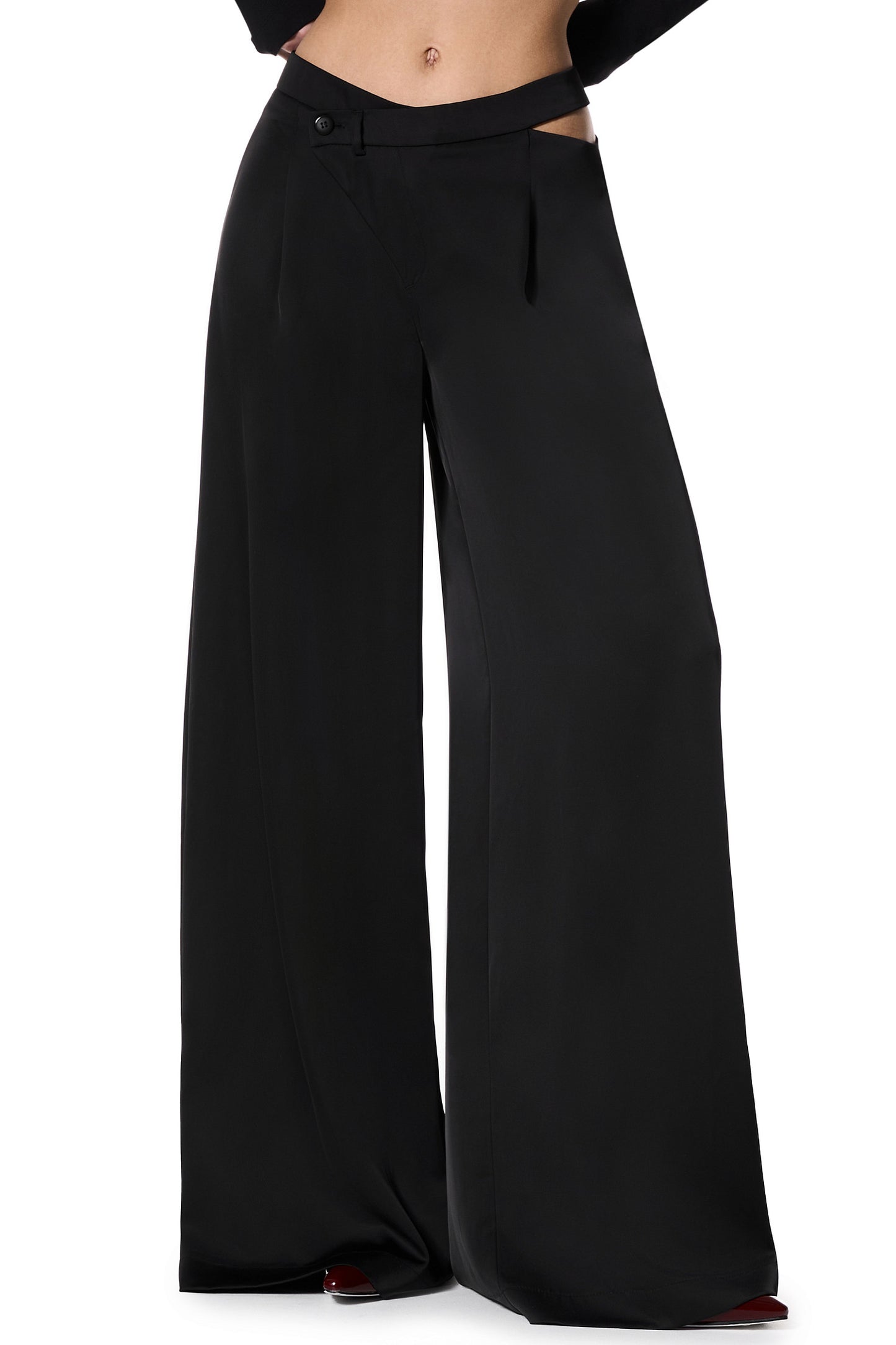 Schwarze Hose mit asymmetrischem Bund