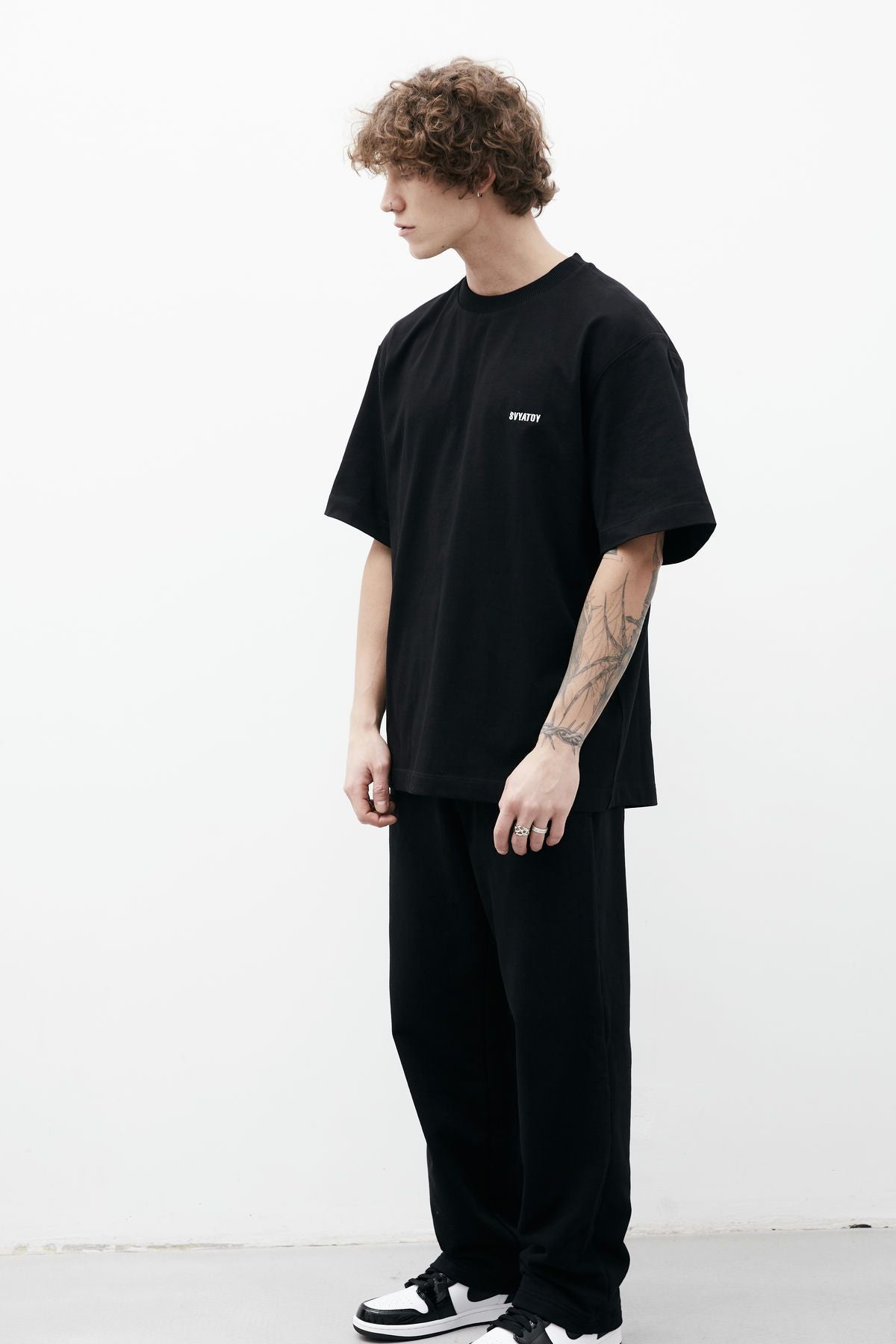 Basic-T-Shirt SVYATOY, Schwarz
