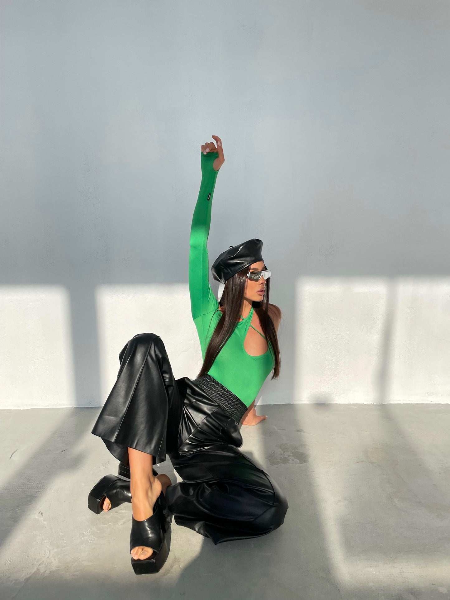 Assymetrischer Body mit einem Ärmel, Grün