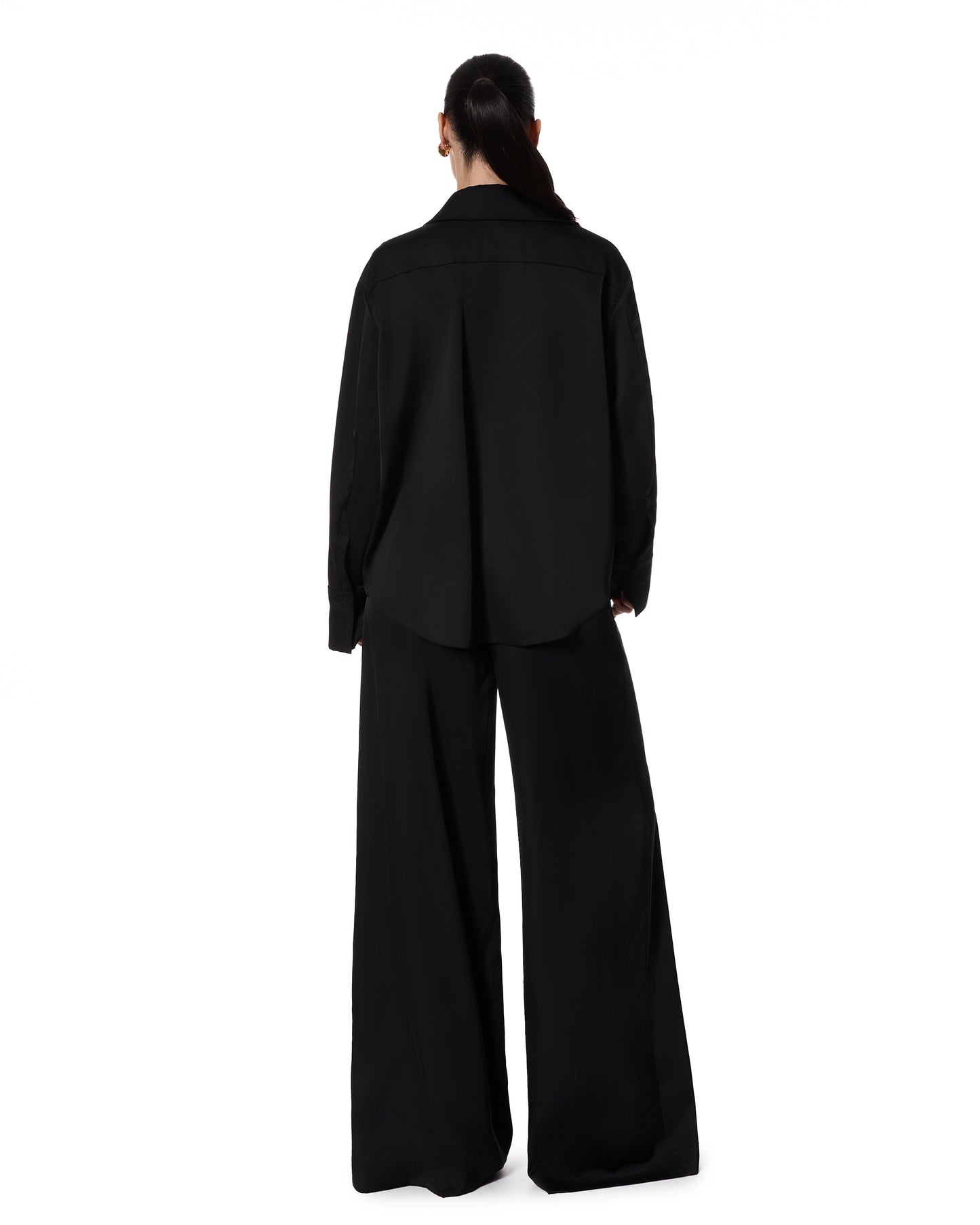 Schwarze Hose mit asymmetrischem Bund